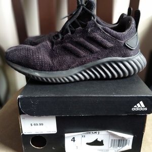 Boys sz4 Adidas alphabounce
